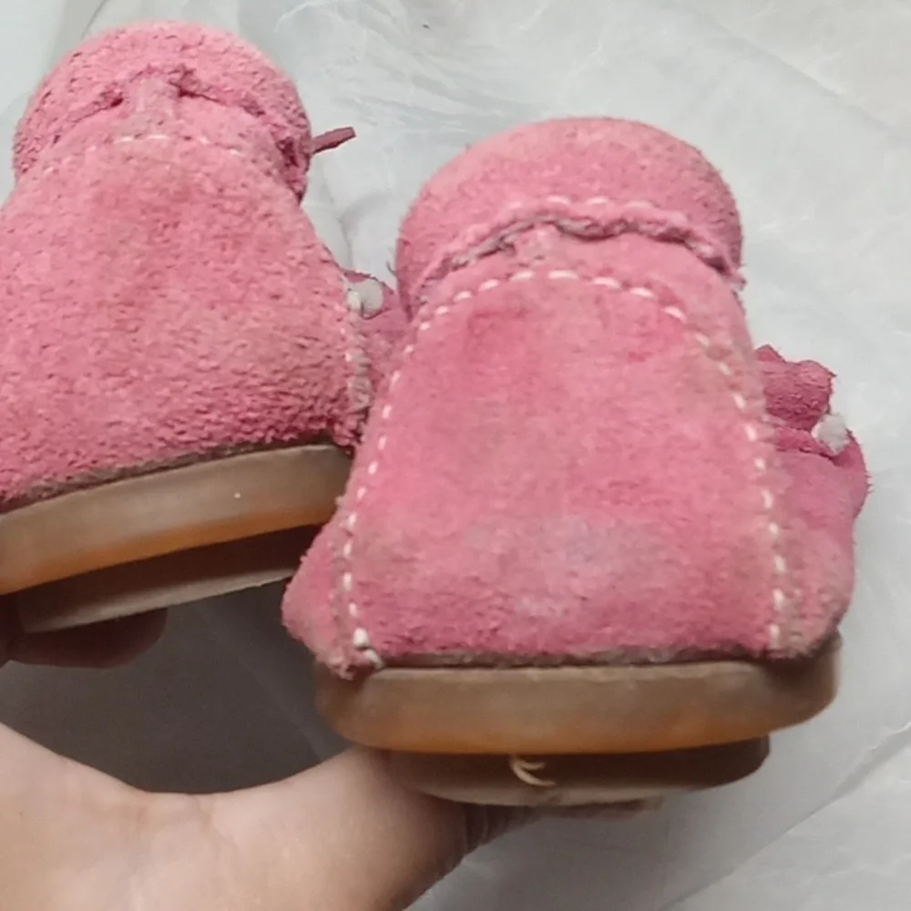 Hello kitty girls pink Minnetonka mocassins size 4